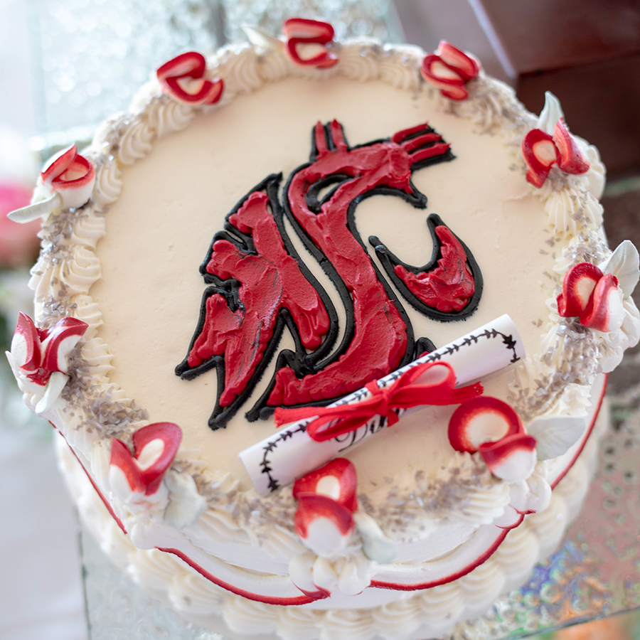 A round cake with the WSU logo.